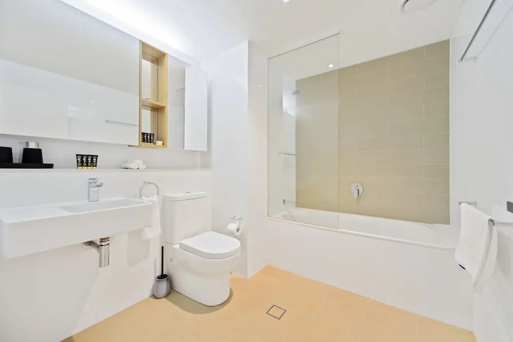 HomeHotel-Spacious Luxury Apt Next to Shopping - photo 7