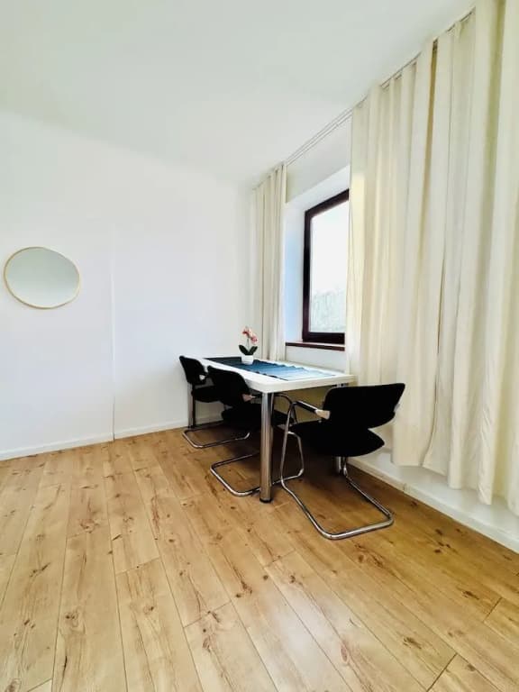 Cozy 3BR Apt with Garden Sleeps 10 - photo 4