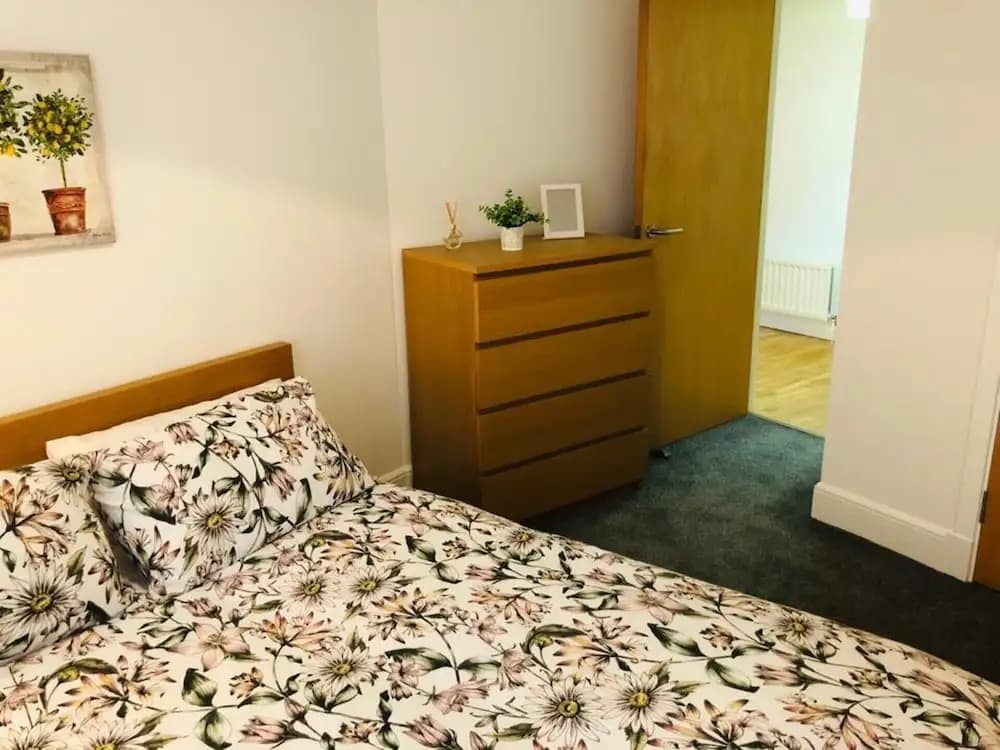 Remarkable 2 Bed Apartment in Edinburgh - photo 2