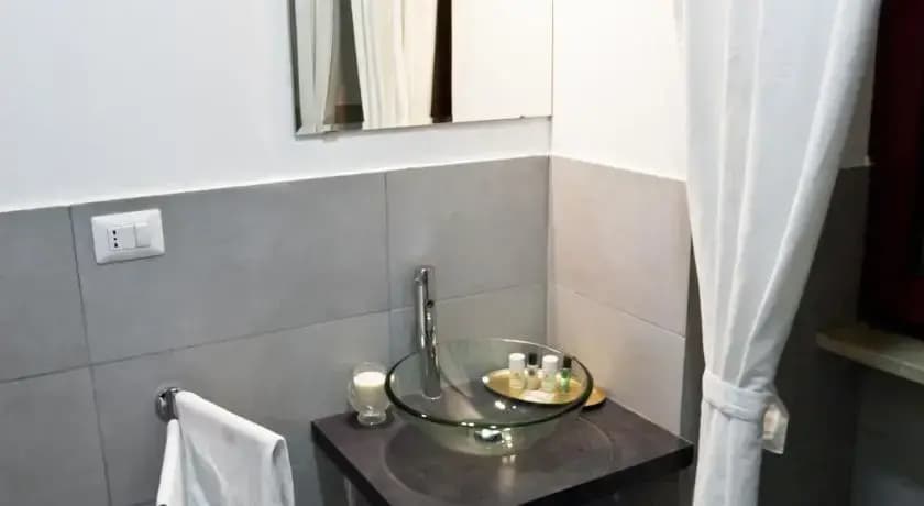 YHR Suite 51 - photo 8