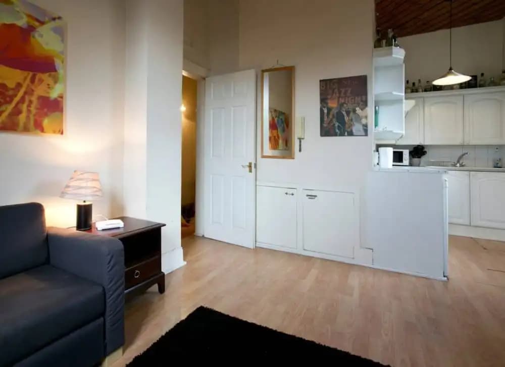 Fabulous 1 Bedroom Apartment in Old Town - photo 2