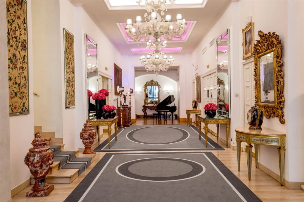 Savoy Hotel - photo 2
