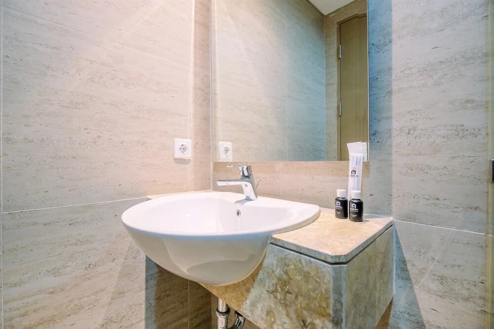 Comfort And Modern 1Br At Gold Coast Apartment - photo 8