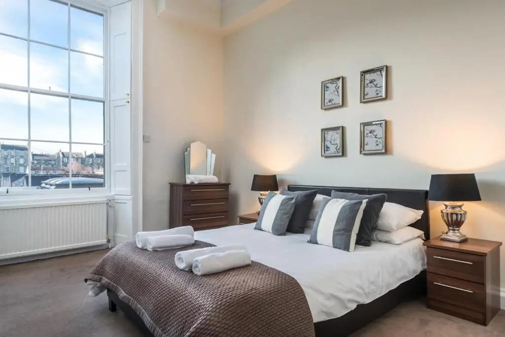 Central SPACIOUS NewTown 2-6ppl STUNNING - photo 3