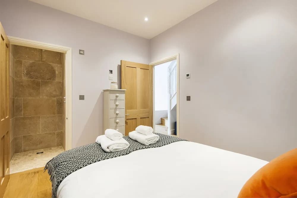 Enchanting Southfields Home by King George's Park - photo 4