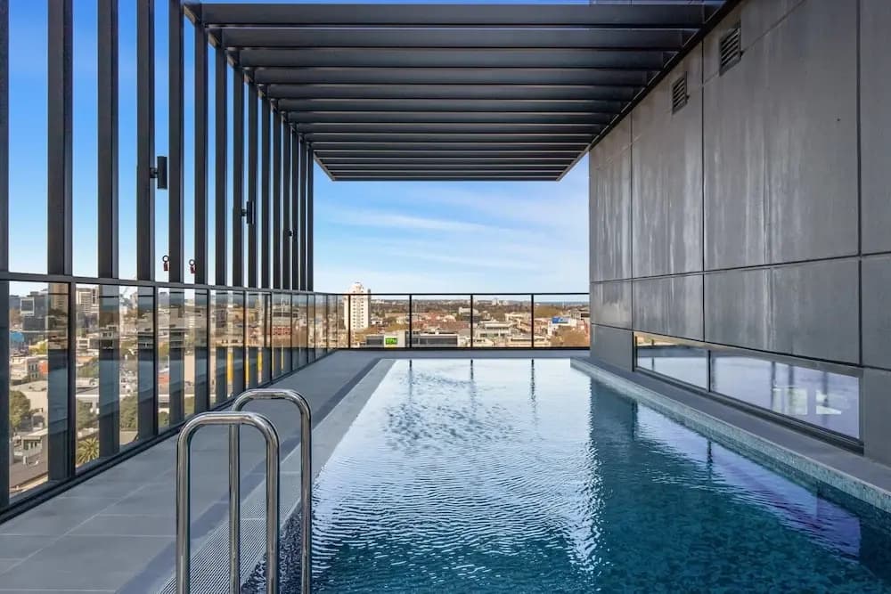 Stylish 1-bed With Pool Gym & Stunning Views - photo 7