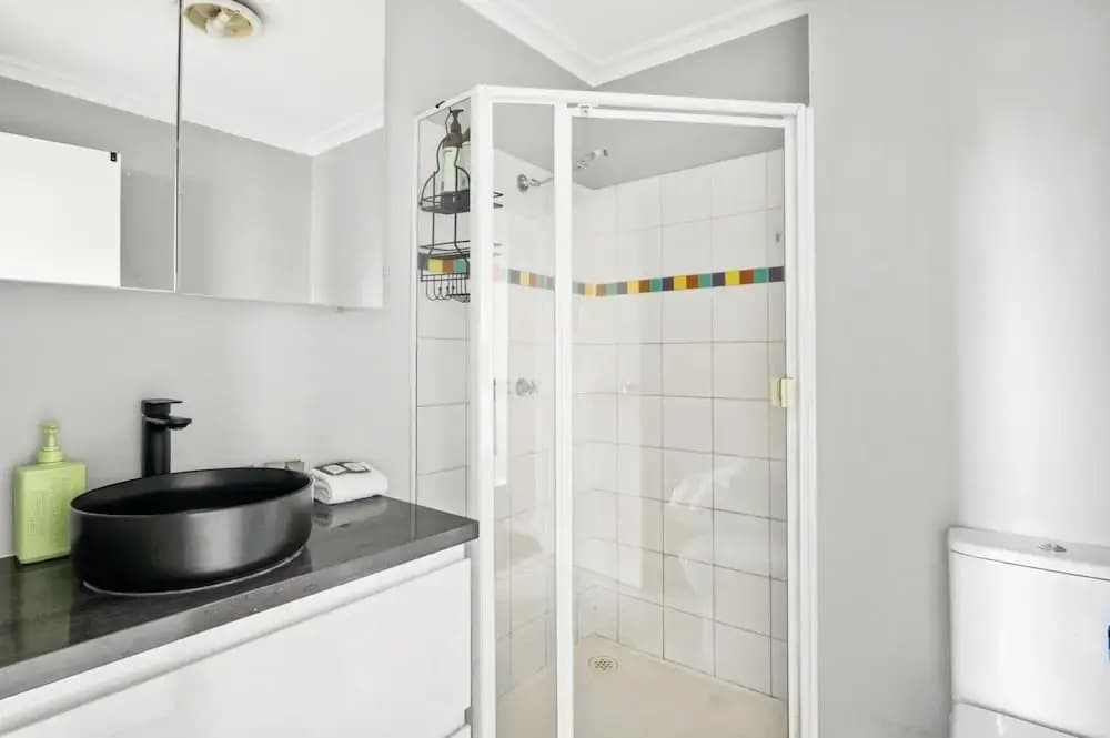 Central 3-bed Apartment in Vibrant Melbourne - photo 7