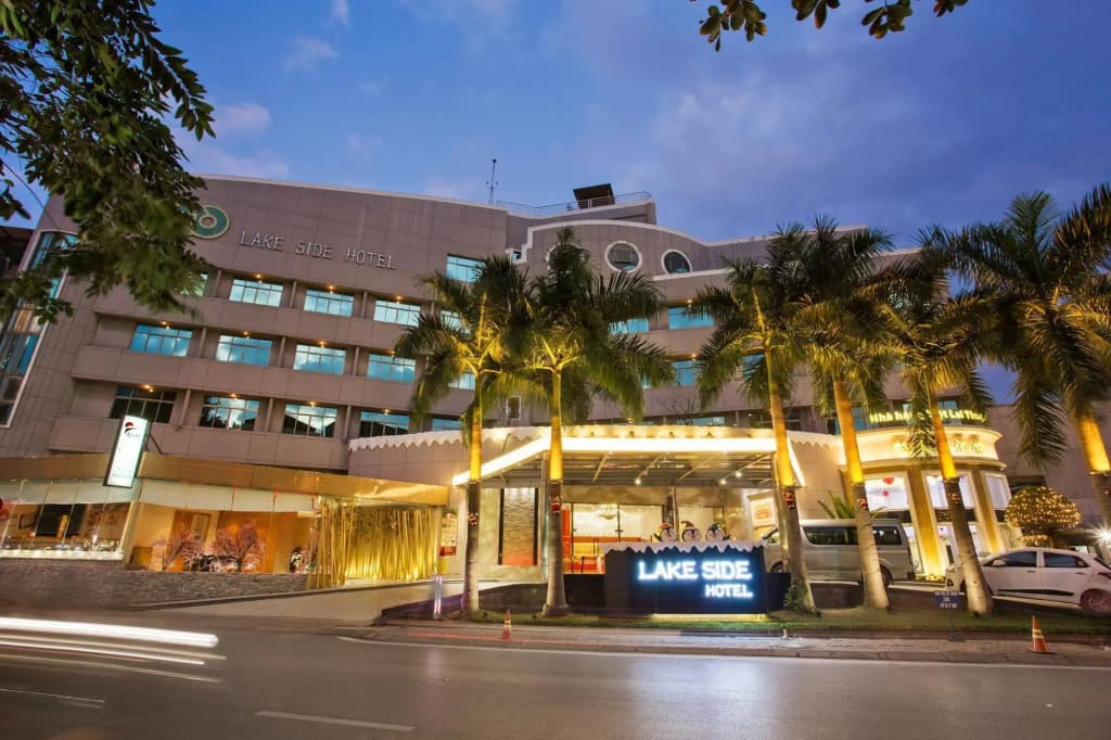 Lake Side Hotel - photo 1