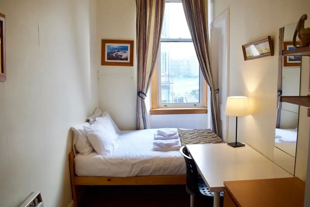 Traditional 3 Bedroom Apartment in Bruntsfield - photo 20