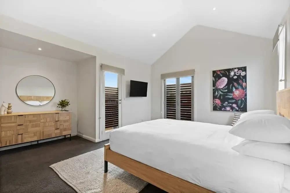 Chic 2-bed Home By Bustling Shops - photo 3