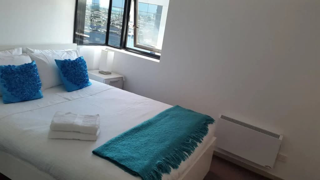 Dockland View Apartment - photo 3