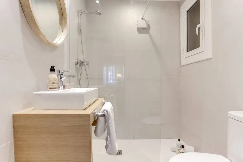 Stylish 4 bed Apt in the Center - photo 7