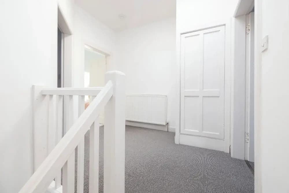 Delightful 3-bed Flat with Parking - photo 13