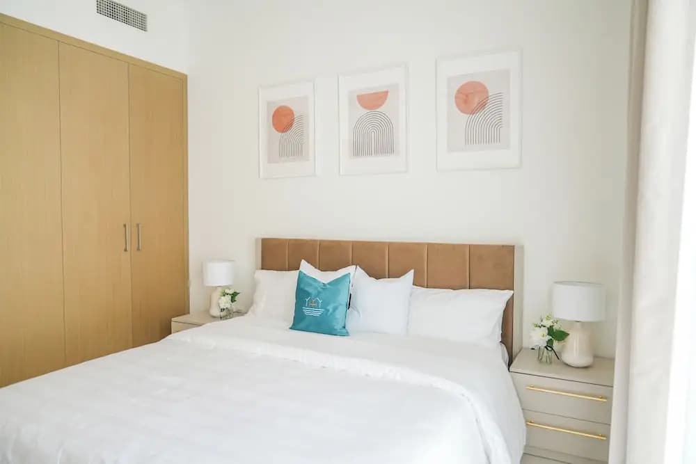 Yogi - Elegant Apartment With Balcony Amidst Vibrant Area - photo 6