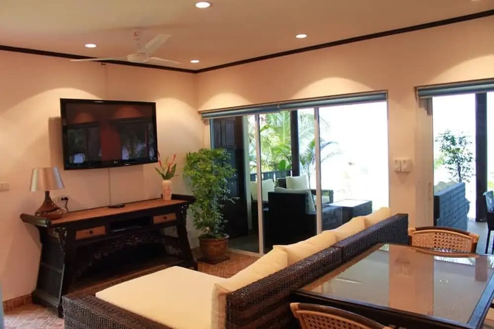 Beachfront Oasis With Private Pool and Jacuzzi on Samui's Bang Por Beach - photo 2