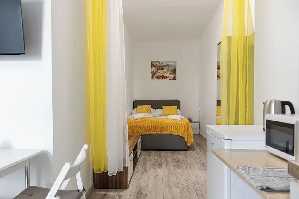 Elegant 3BR Apt Steps from Hauptbahnhof - photo 5