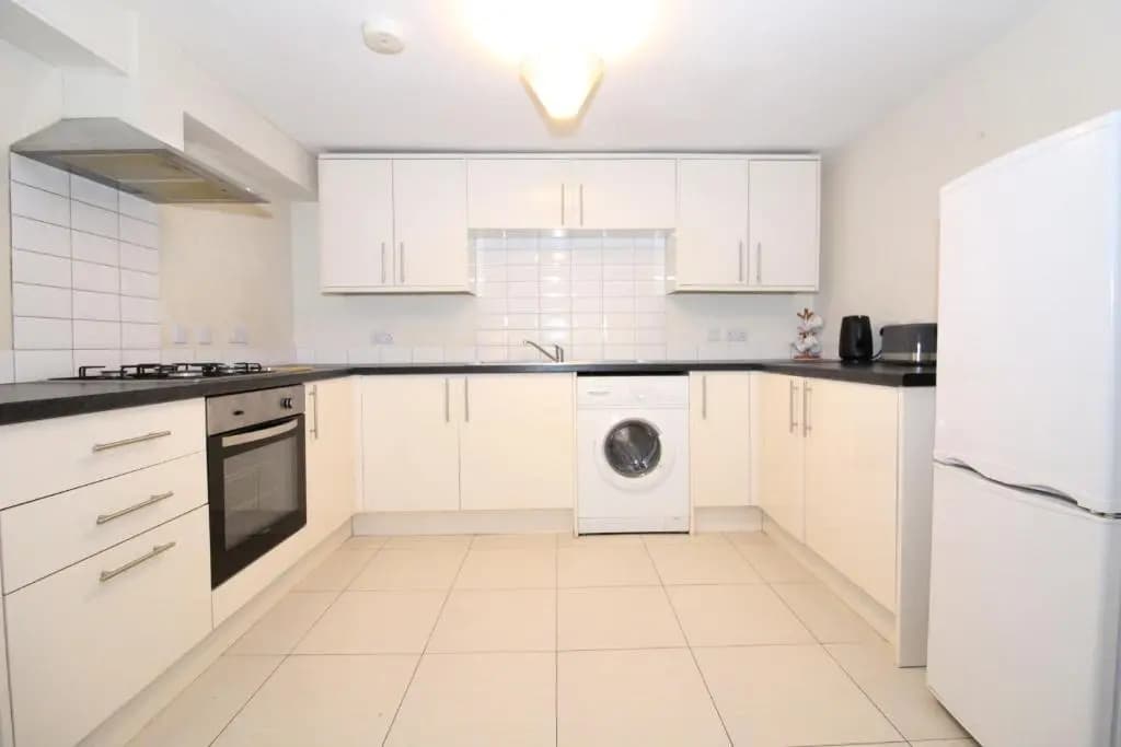Central Modern Apartment with Free Parking And Private Garden - photo 12