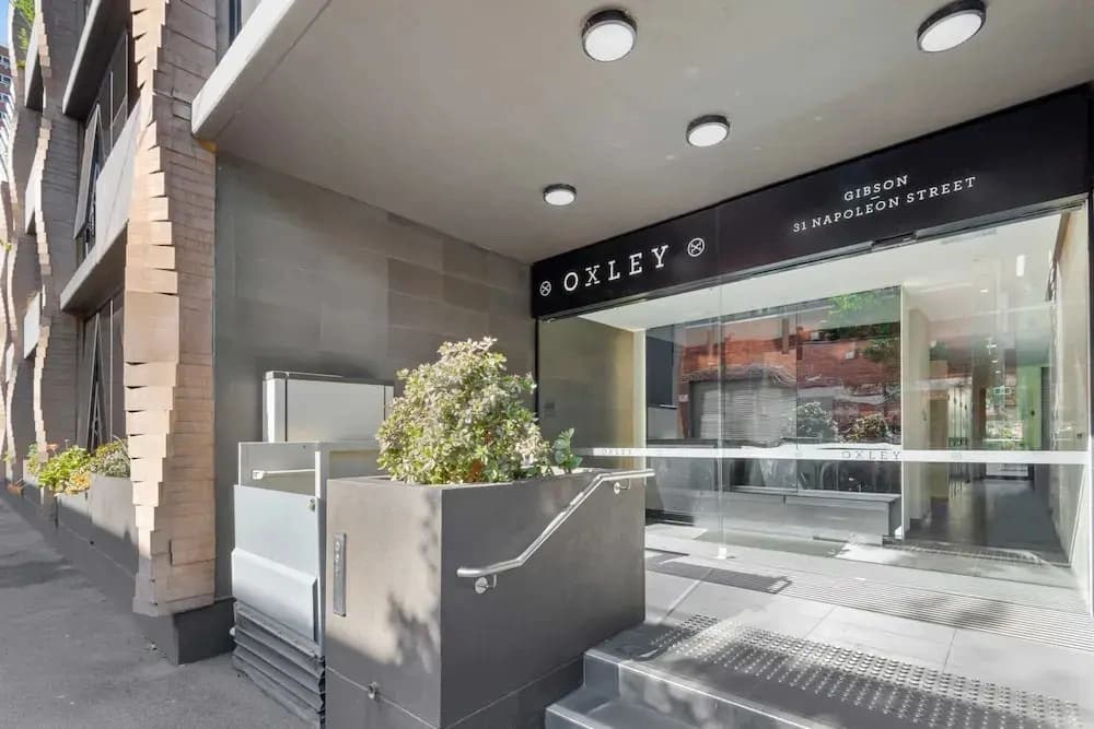 Charming 1-bed Apartment With a Balcony - photo 1
