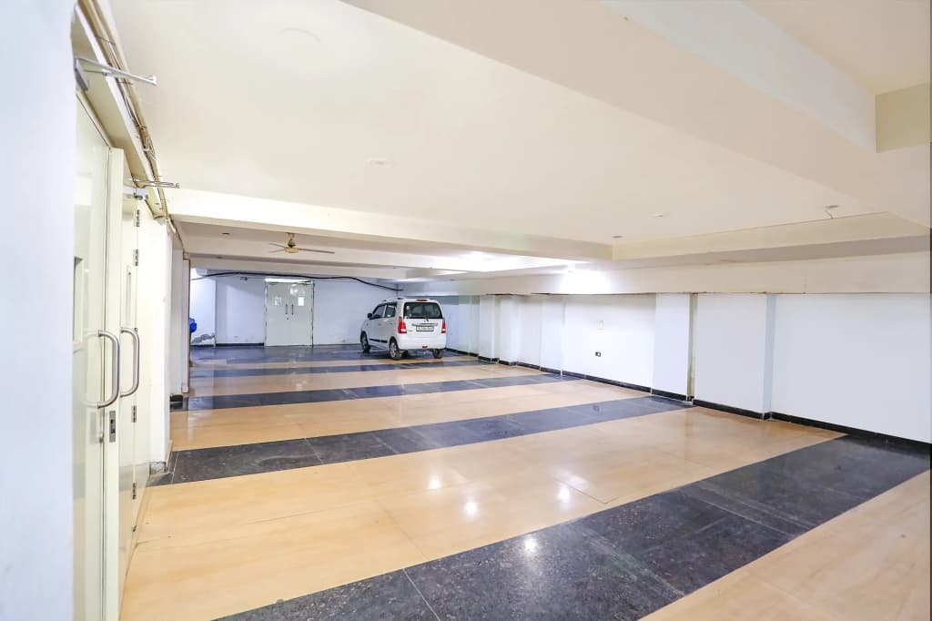 Hotel Silver Saffron Peeragarhi - photo 12