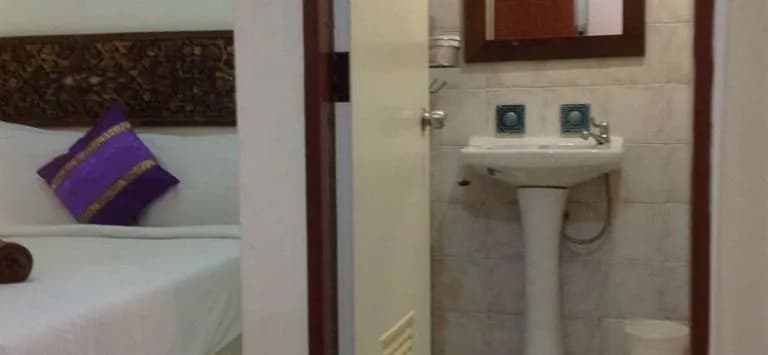 Sunny Guesthouse - photo 10
