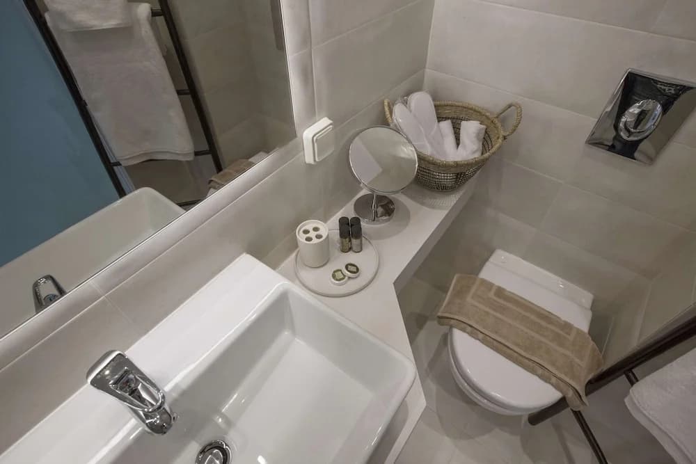 Ermou Stylish Suites by GHH - photo 9