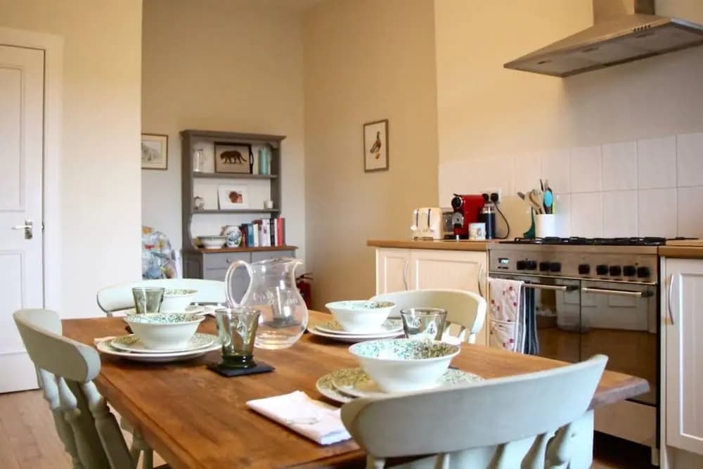 Classic 2 Bedroom Edinburgh Flat - photo 6