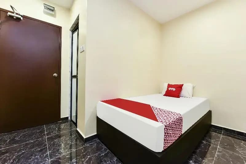 Th Hotel by OYO Rooms - photo 24