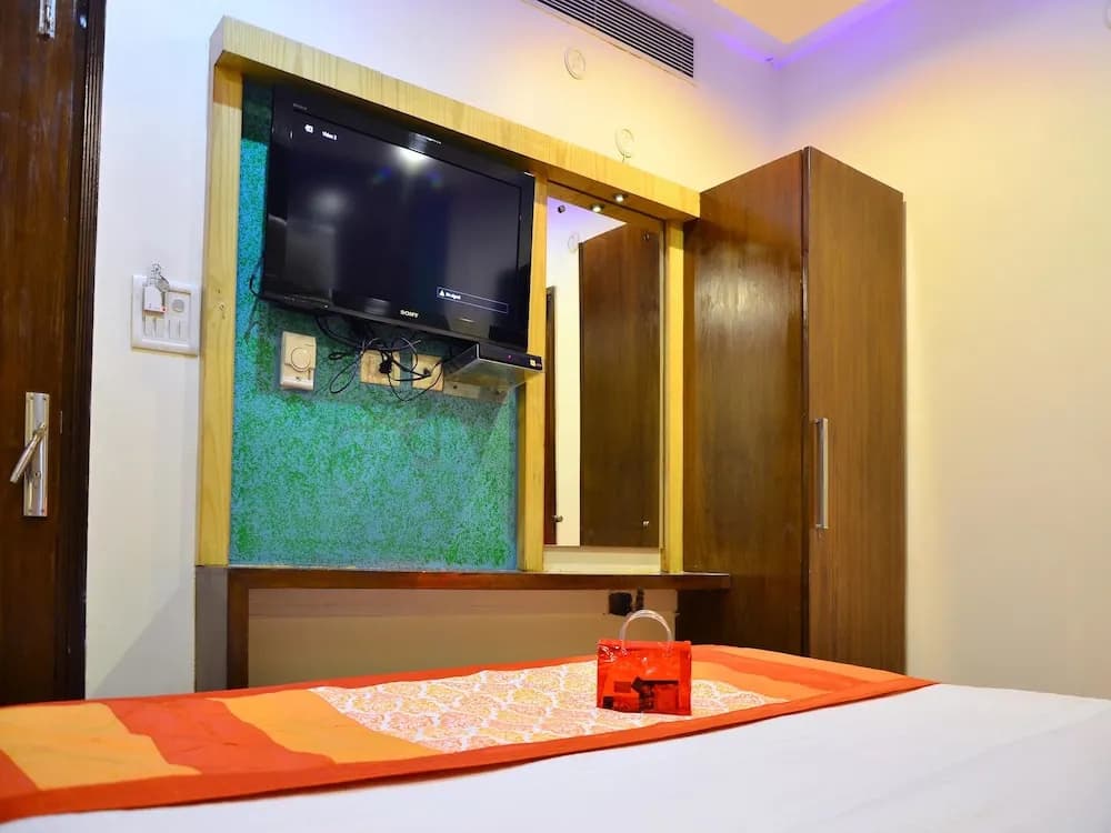 Oyo Capital O 11357 Hotel benz international - photo 5