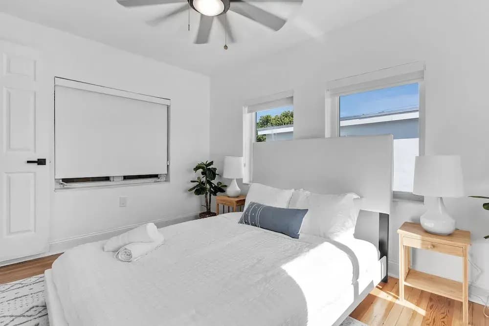 Stylish & Modern 4BD Home - photo 23