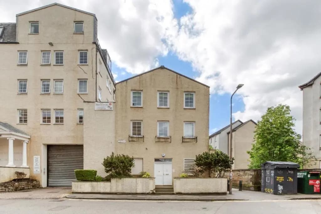 Central Bright 3 Bed Flat with Pool & Parking - main photo