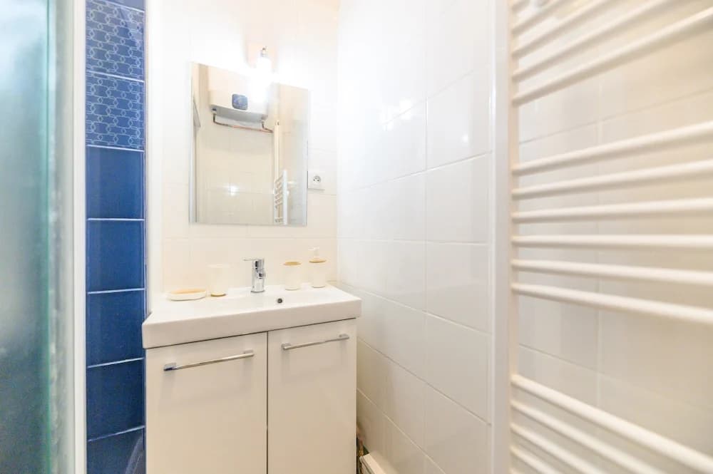 Daumier - New 2 Bdrs Flat near la Seine - photo 9