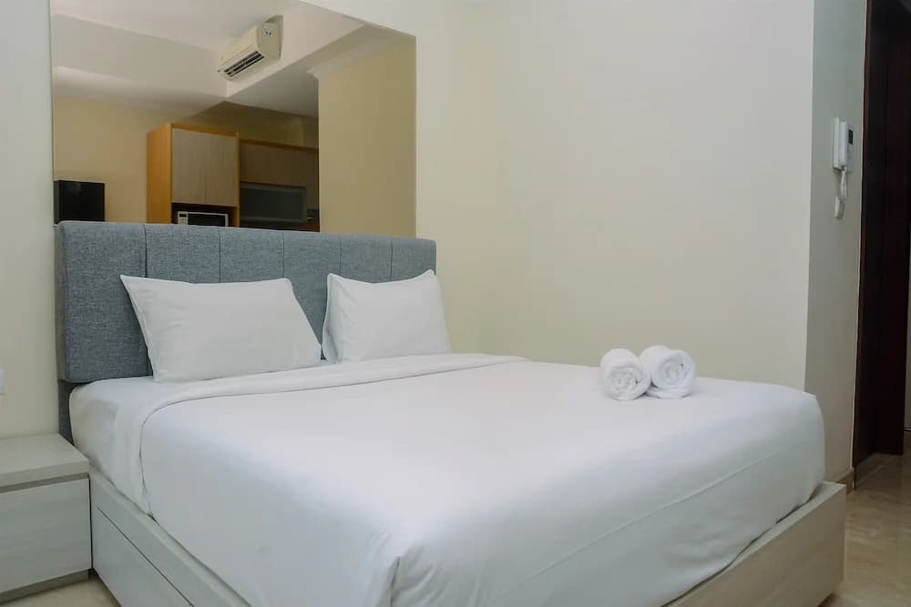 Pleasant and Simply Studio Room Menteng Park Apartment - photo 4
