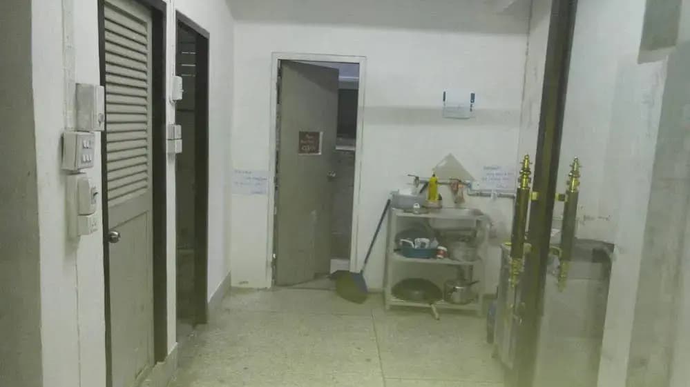 New Royal Hostel - photo 12