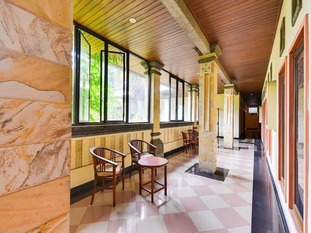 Super OYO Townhouse Oak Maxi Hotel Legian - photo 12