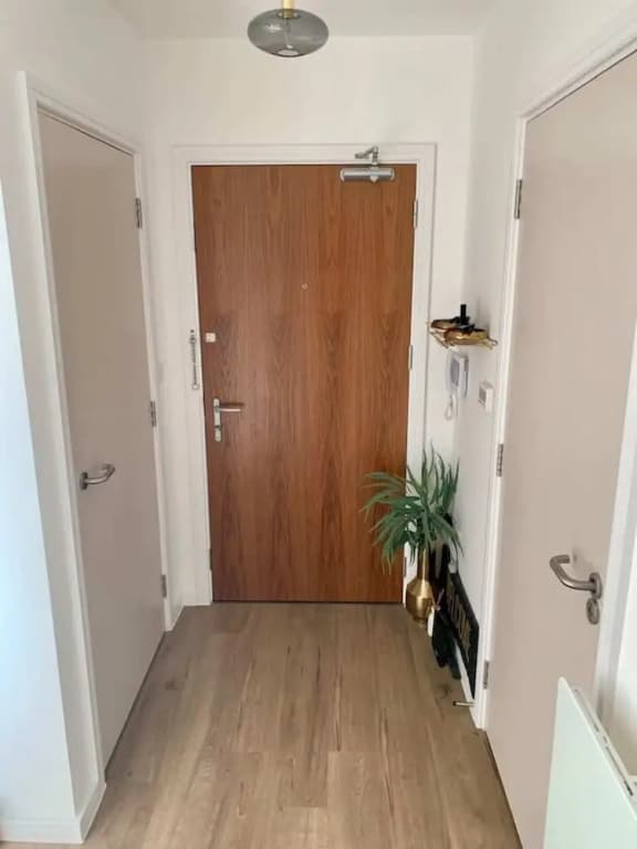 Stylish and Chic 1 Bedroom Apartment in Canning Town - photo 9