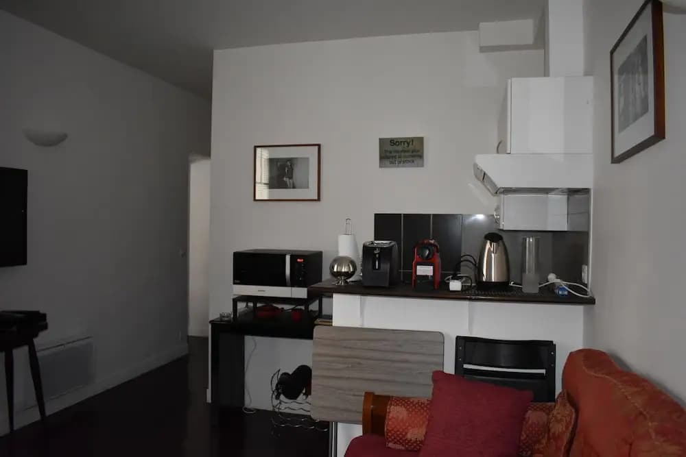 Simplistic 1 Bedroom Apartment in 17th - photo 2
