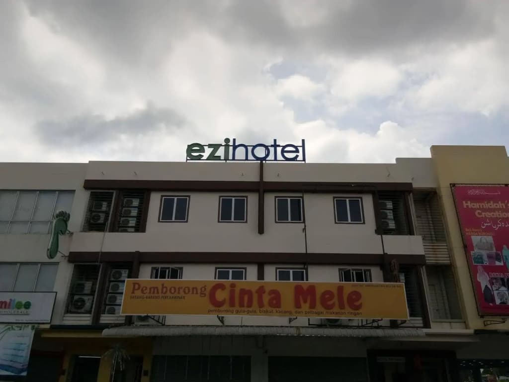 OYO 89407 EZI Hotel - photo 1