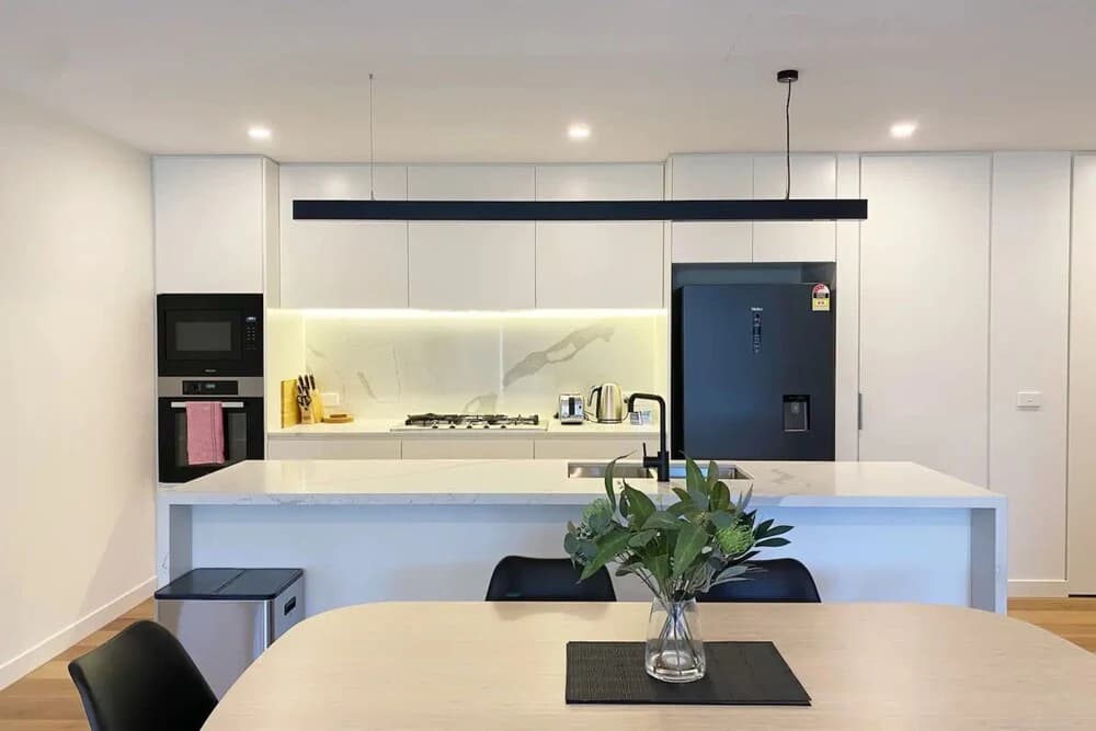 Luxe 3 Bedroom Apartment With Parking - photo 5