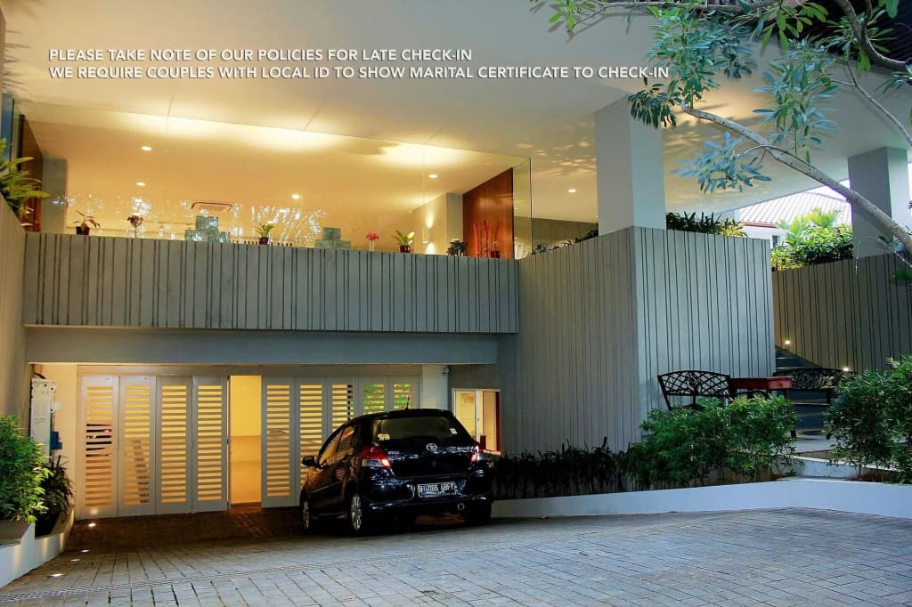 ZEN Rooms Patra Kuningan Syariah - photo 16