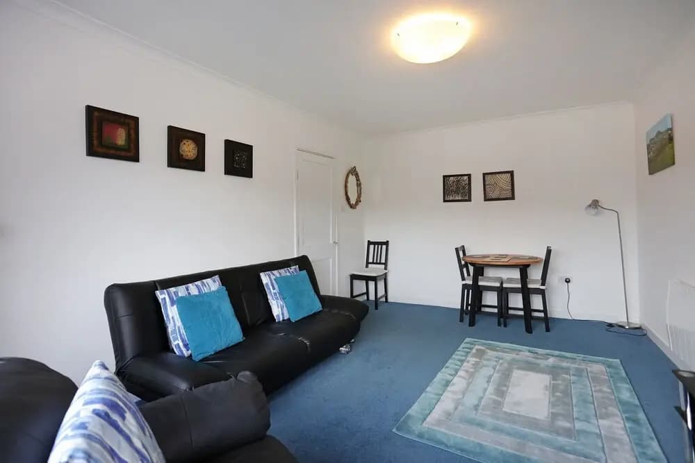 Ideal Central Edinburgh location with free on-site private parking - photo 11