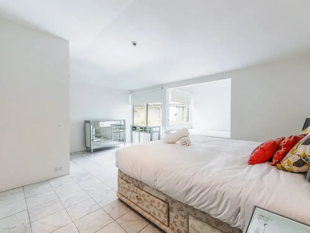 Spoilt for Choice 2-bed/2-bath + Free Parking - photo 2