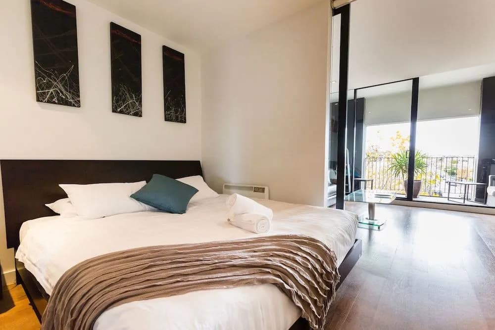 CLEO, 1BDR St.Kilda Apartment - photo 2