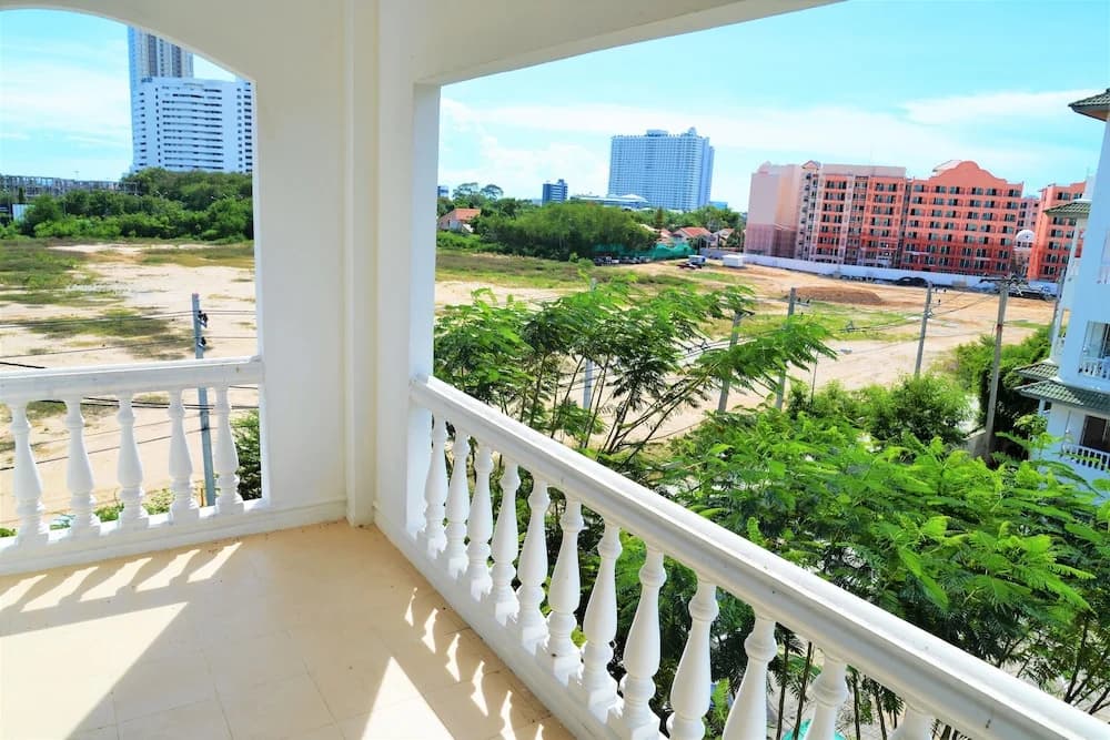 Luxury 1 bed Corner Condo - photo 3