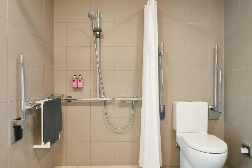 Moxy Edinburgh Airport - photo 8