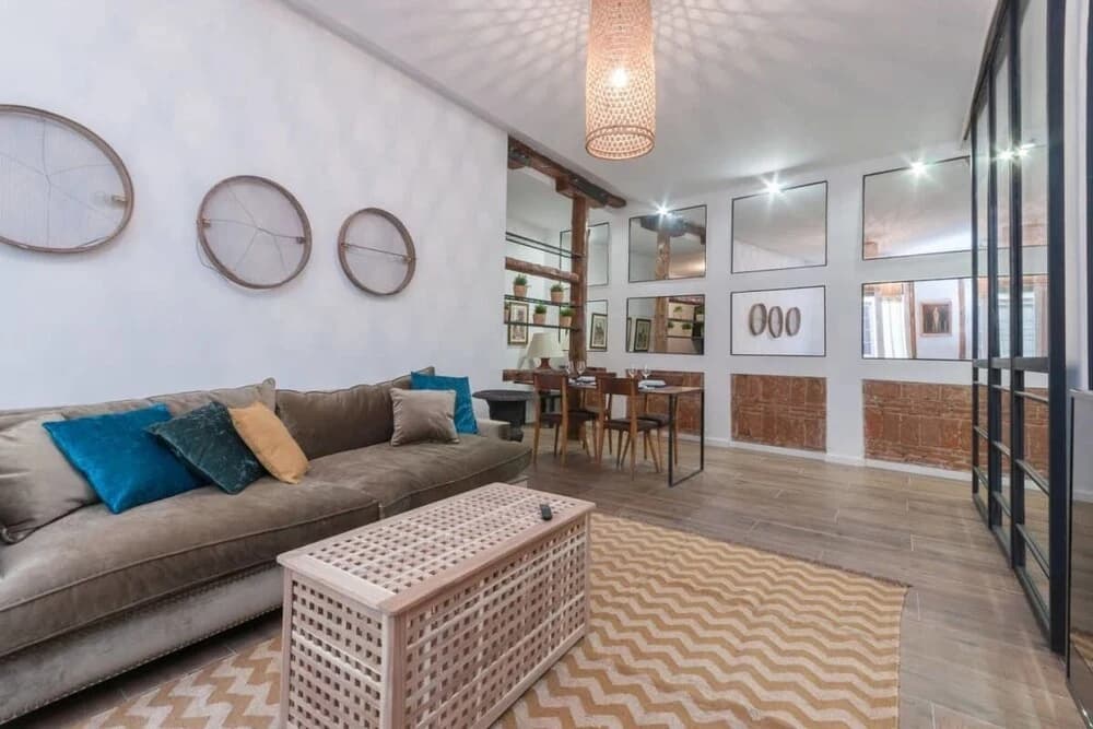 Spacious Designer Two Bed Apartment in Malasaña - photo 1