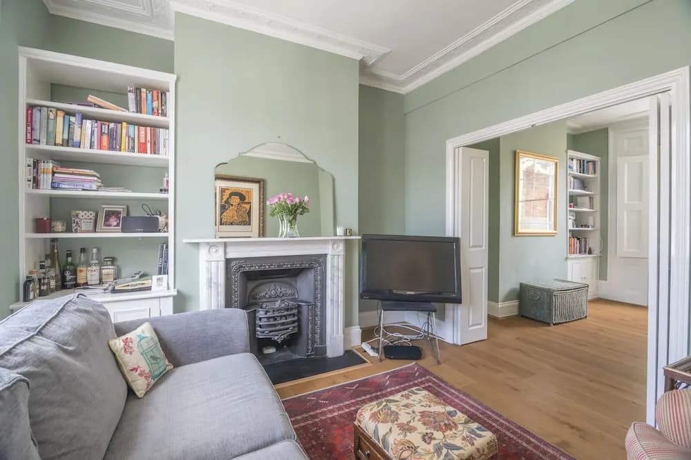 Bright Family Home in Angel with Patio - photo 10