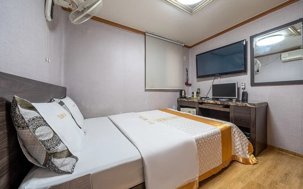 Sinchon Seongdo - main photo