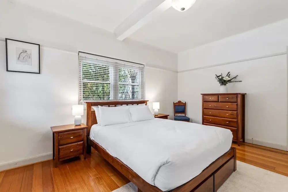 Charming 2-bed Apartment With Fireplace & Parking - photo 3