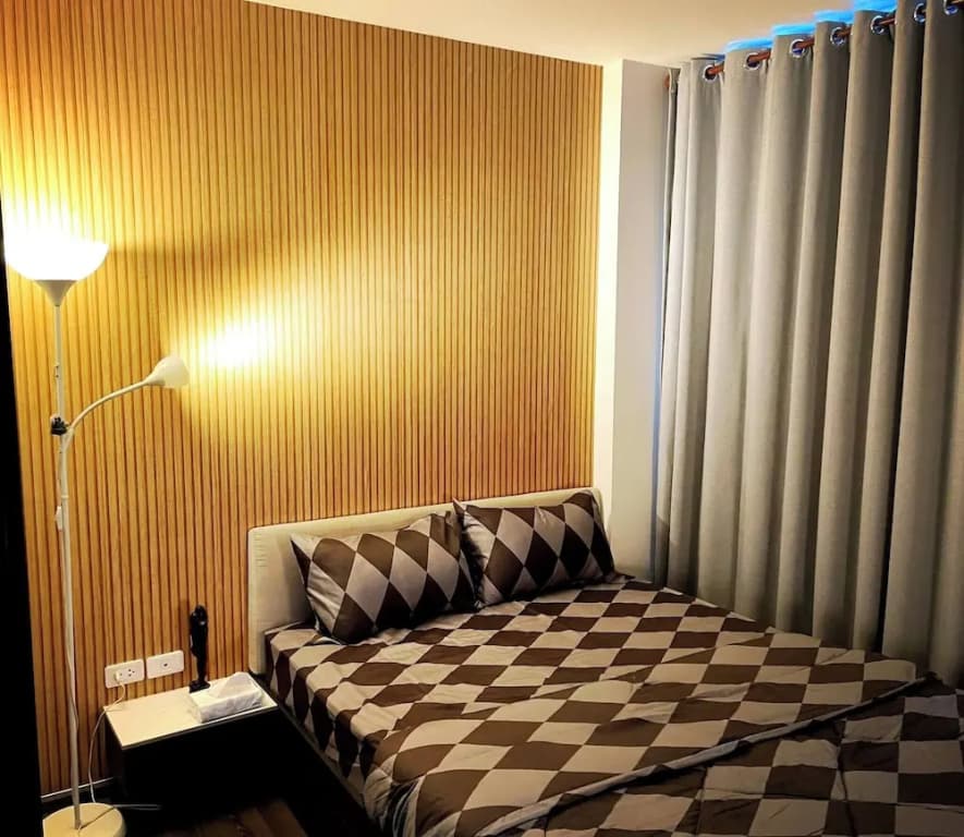 Octopus Suite on Highrise, Skytrain, Fast Wifi and AC - photo 2