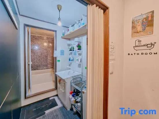 Private single room 2F with shared bath and toilet - photo 1